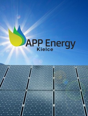 Logo APP Energy Kielce na tle paneli fotowoltaicznych